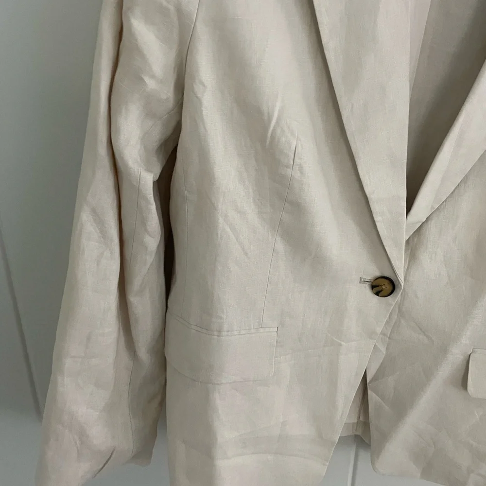 Quince Cream Single-Button Linen Blazer - Picture 2 of 9